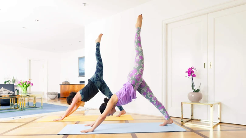 une image de femmes faisant de la musculation et du yoga