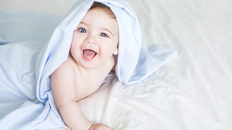 Image d'un bébé avec une serviette sur la tête