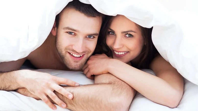 une image d'un couple heureux s'est débarrassé des grincements de dents
