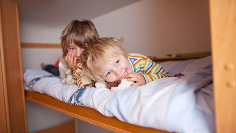 une image d'enfants sur un lit superposé