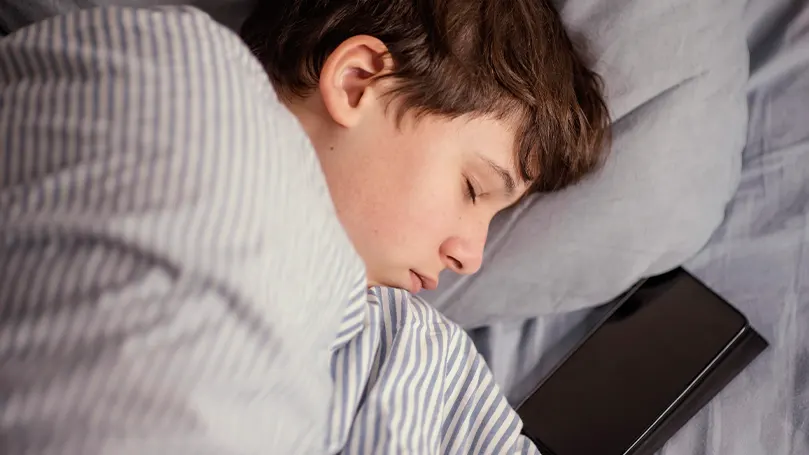 Image d'un enfant de 12 ans dormant dans son lit