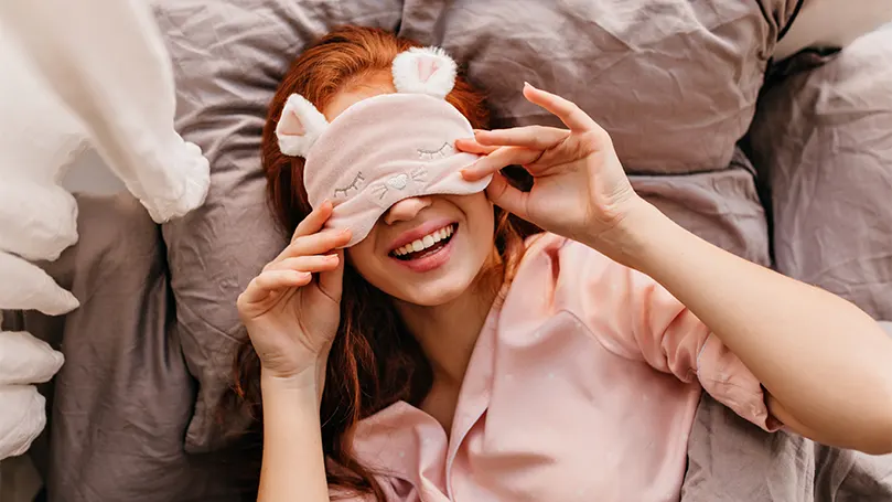 Image d'une femme portant un masque de sommeil.