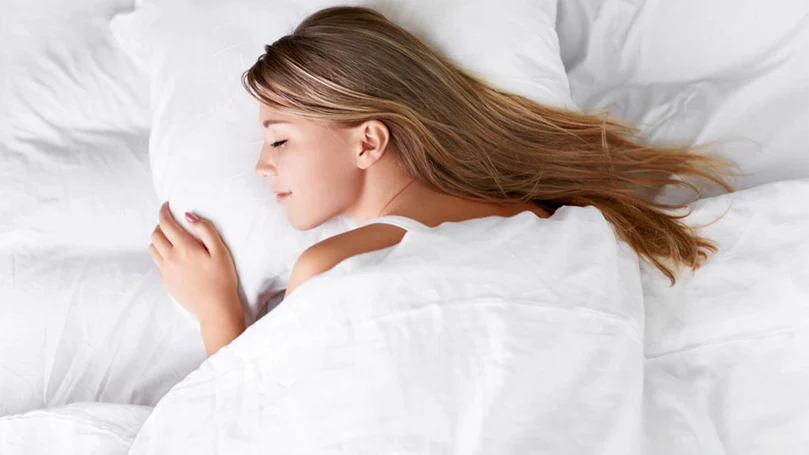 une image d'une femme achetant un nouvel oreiller pour éviter les ronflements