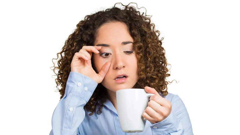 l'image d'une femme qui boit du café pour rester éveillée