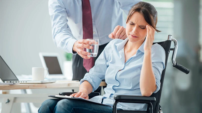 une image d'une femme souffrant d'une migraine au travail