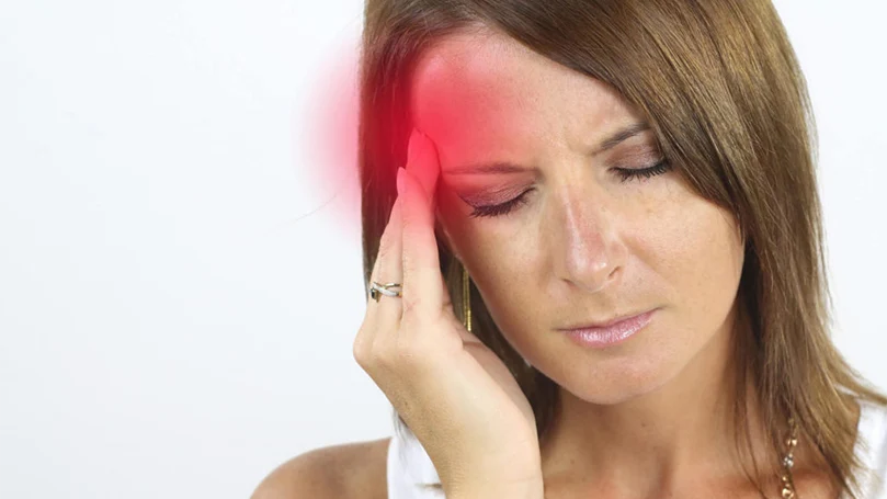 une femme souffrant de migraine