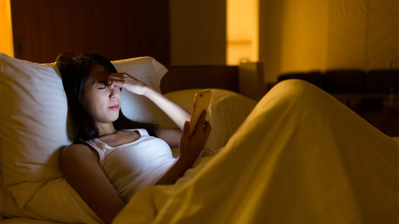 une image d'une femme dans un lit ayant une migraine