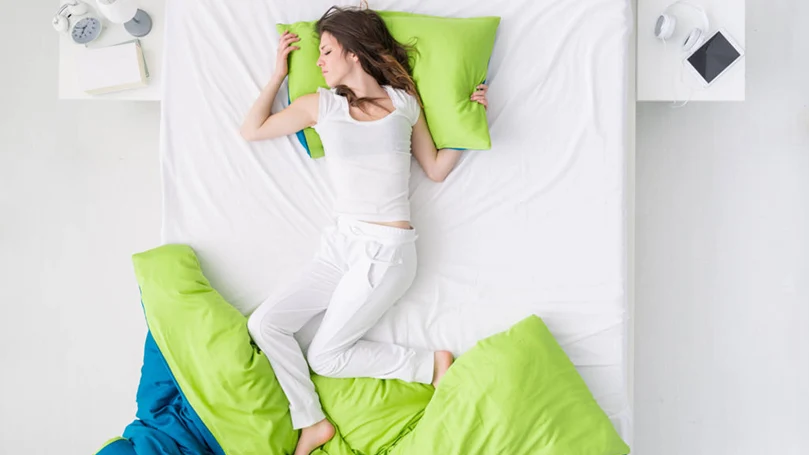 une femme dort dans un lit dont la température ambiante est optimale