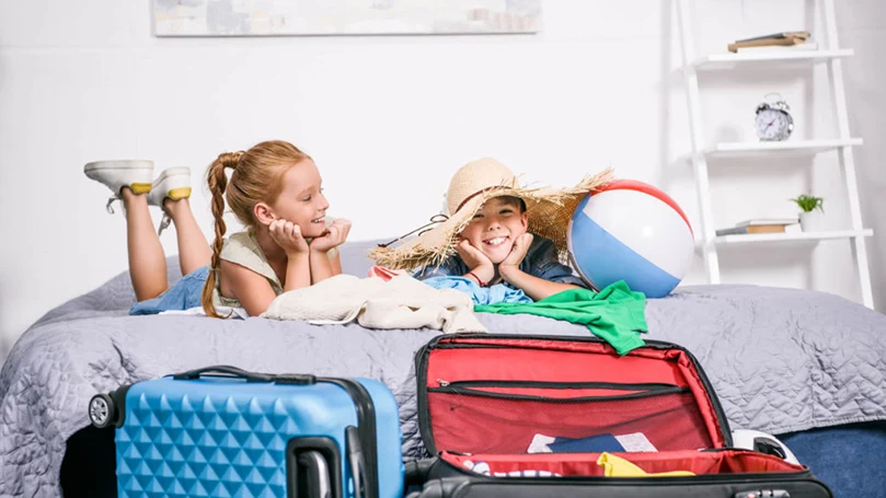une image d'enfants se préparant à partir en vacances