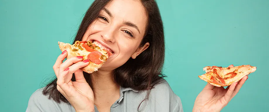 Femme mangeant une pizza