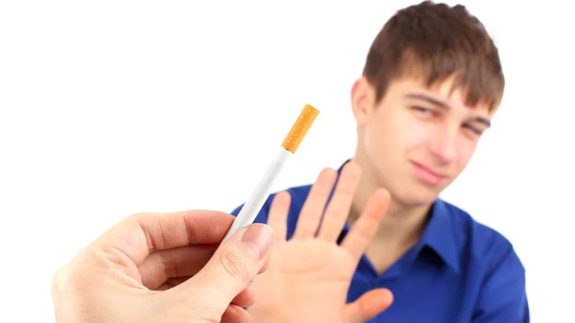 un jeune homme refuse une cigarette