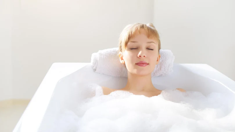 l'image d'une femme qui prend un bain relaxant