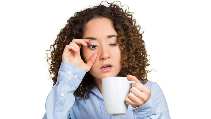 l'image d'une femme se réveillant groggy et buvant une tasse de café