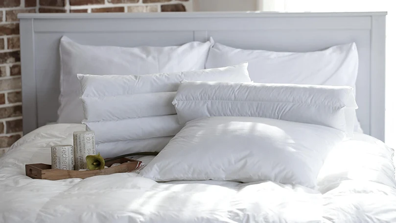 oreillers en coton sur un lit