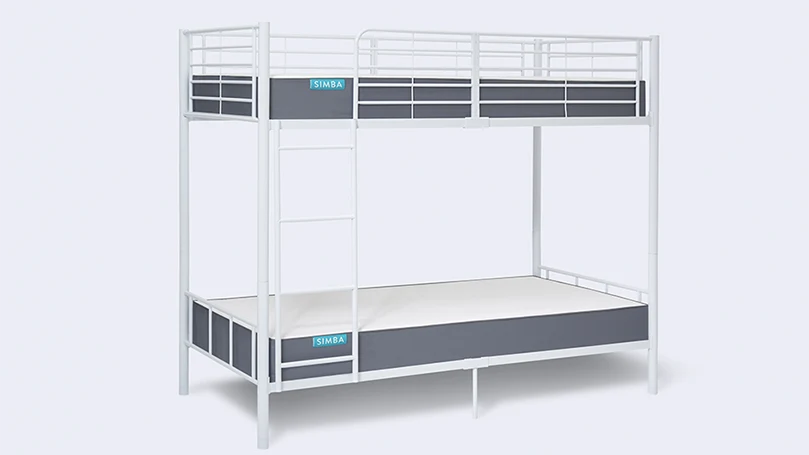 Une image du matelas de lit superposé hybride Simba sur un lit superposé.