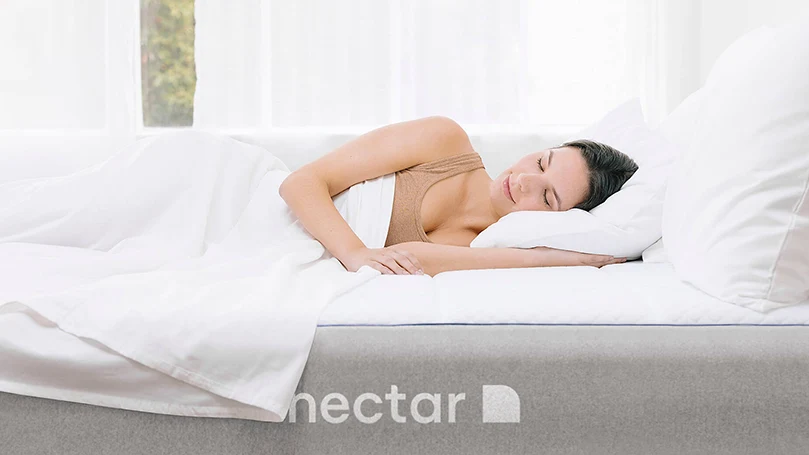 une femme allongée sur un matelas de sommeil au nectar