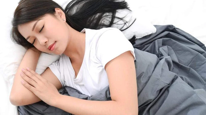 une image d'une femme qui dort recouverte d'une couverture lestée rocabi