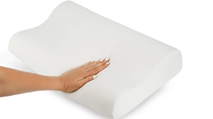 l'image d'une main de femme pressant un oreiller en mousse à mémoire de forme