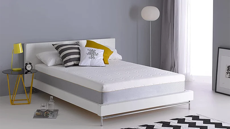 Image d'un matelas en latex hybride Dormeo dans une chambre à coucher.