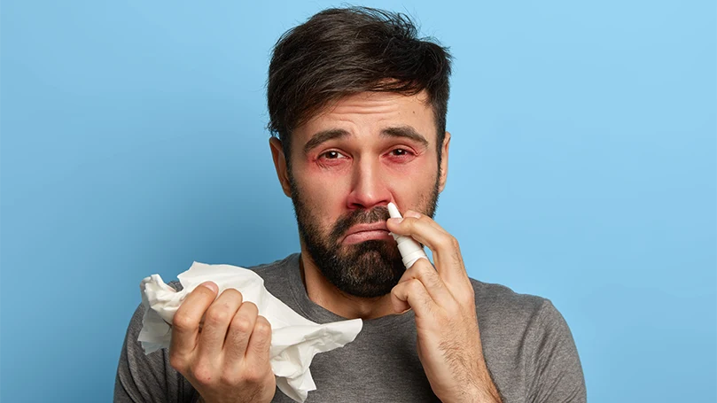 une image d'un homme ayant des problèmes d'allergies