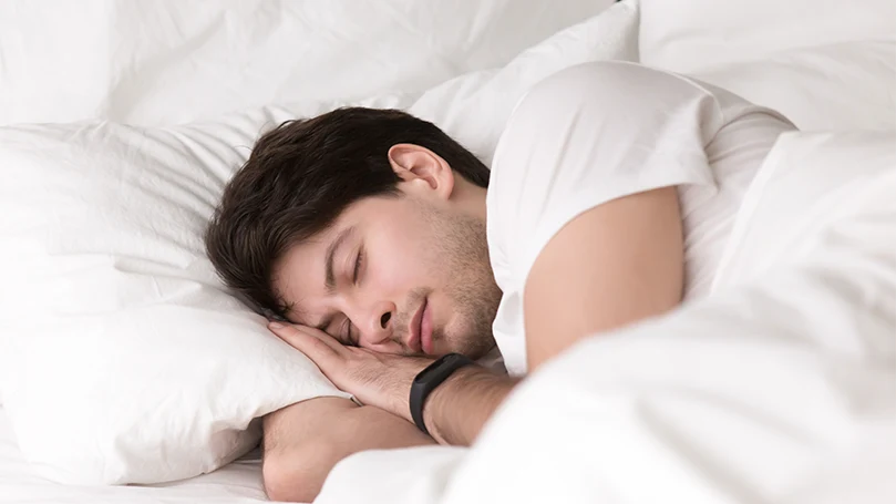 une image d'un homme qui dort bien après l'hypnose du sommeil