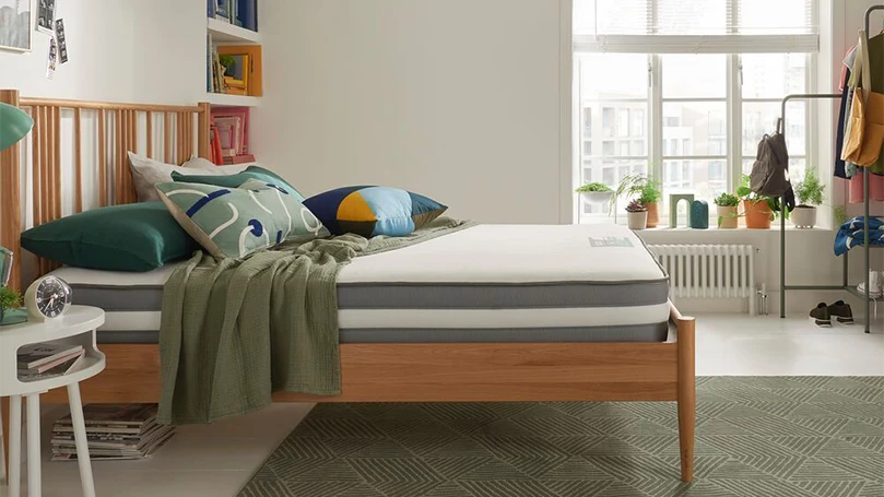 une image du matelas silentnight studio eco hybrid dans une chambre à coucher sur un cadre de lit