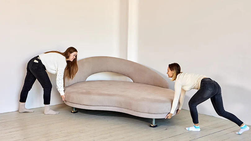 une image de deux femmes portant un divan-lit