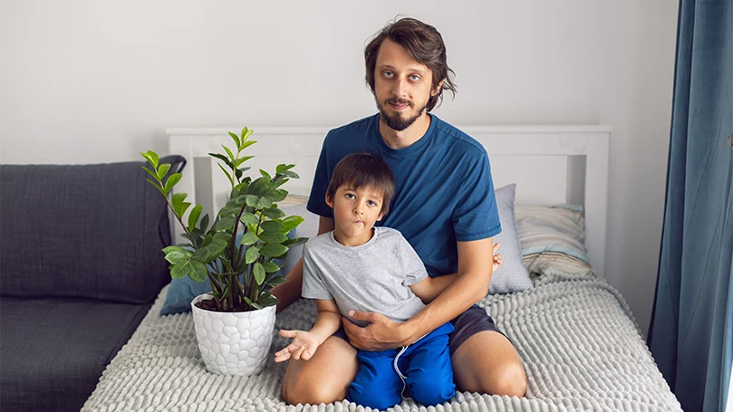 une image d'un père et d'un fils ayant des plantes dans la chambre à coucher
