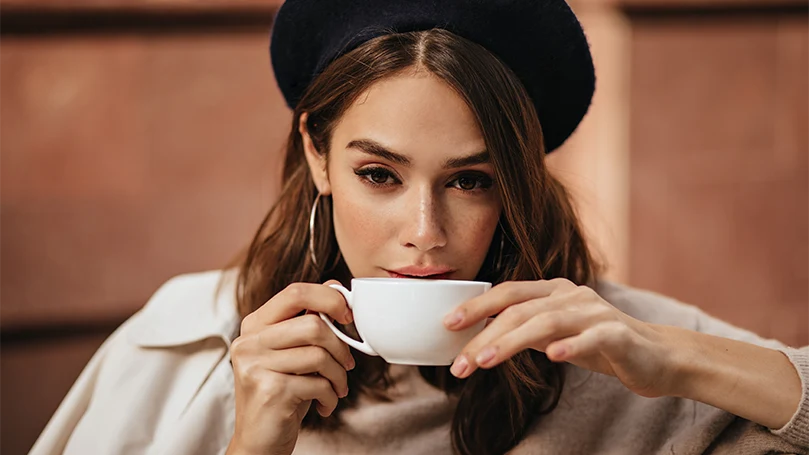 une image d'une femme buvant du café