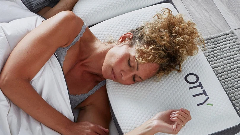 une image d'une femme dormant sur un oreiller de luxe Otty