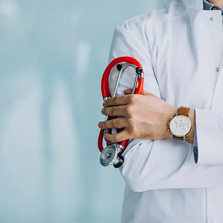 médecin tenant un stéthoscope