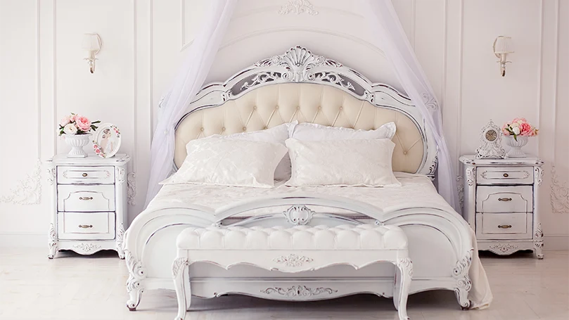 Image d'un lit de style 18e siècle.