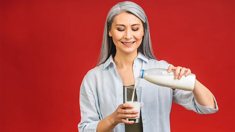 Image d'une femme buvant un verre de lait.