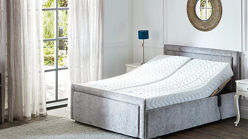 Image d'un lit réglable dans une chambre à coucher.