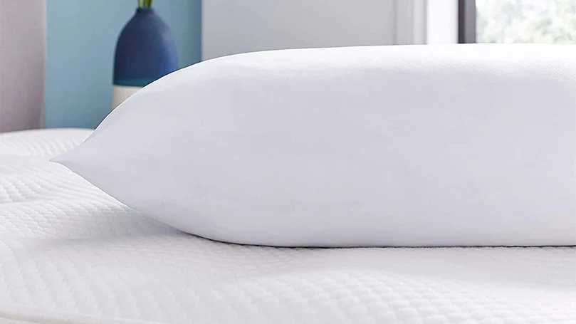 Une image de l'oreiller Silentnight Anti Snore sur un lit.