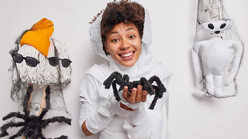 l'image d'une femme tenant une araignée en tissu