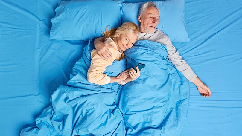 Image d'un couple âgé dans un lit, dormant bien sans problème de ronflement.