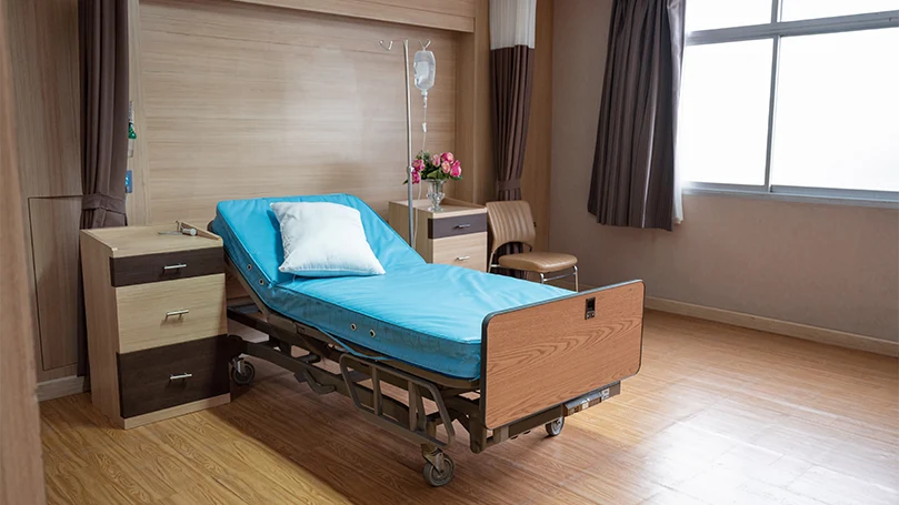 Image d'un lit réglable vide dans un hôpital.