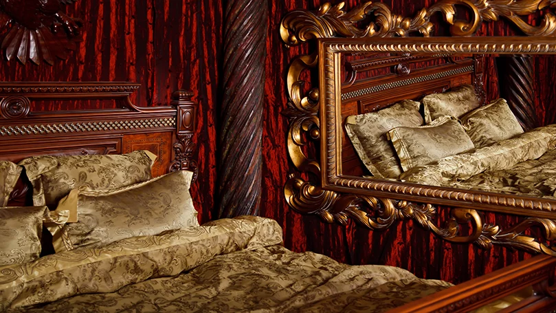 Une image du lit et de la chambre à coucher du Moyen-Âge