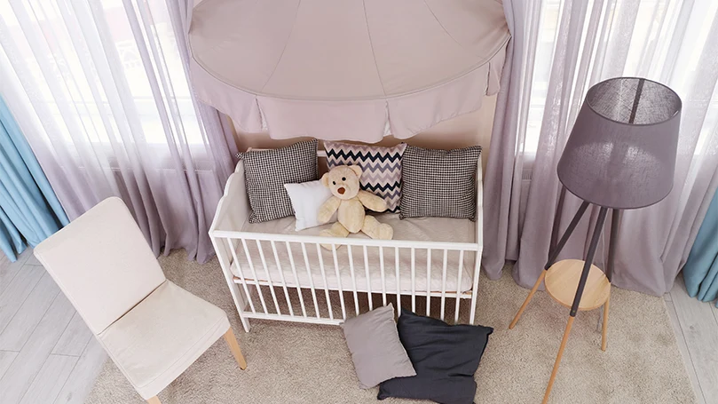 Une chambre d'enfant avec un lit à baldaquin