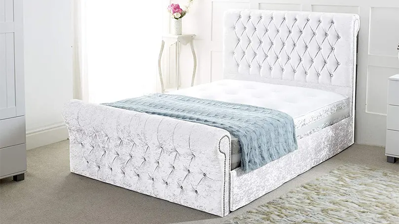 Image d'un lit à baldaquin dans une chambre à coucher principale.