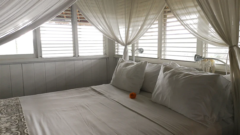 Image d'un lit à baldaquin avec des rideaux.