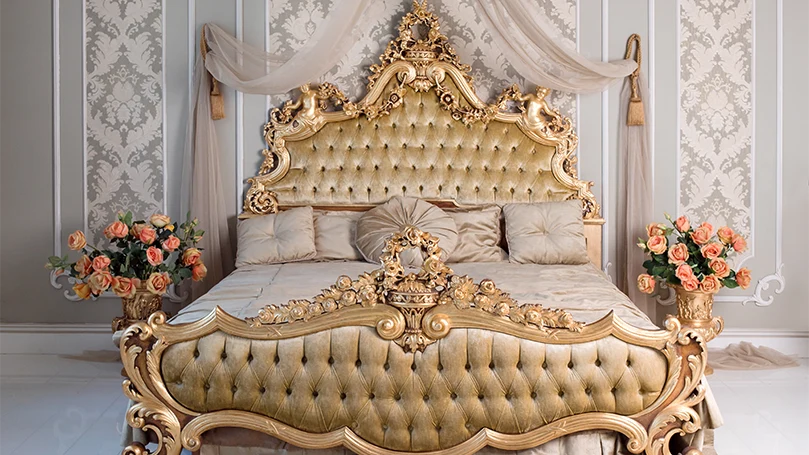 chambre de luxe avec lit à baldaquin