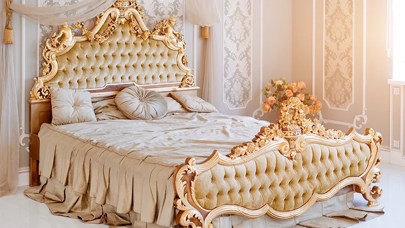 Image d'un lit à baldaquin de luxe avec tête et pied de lit.