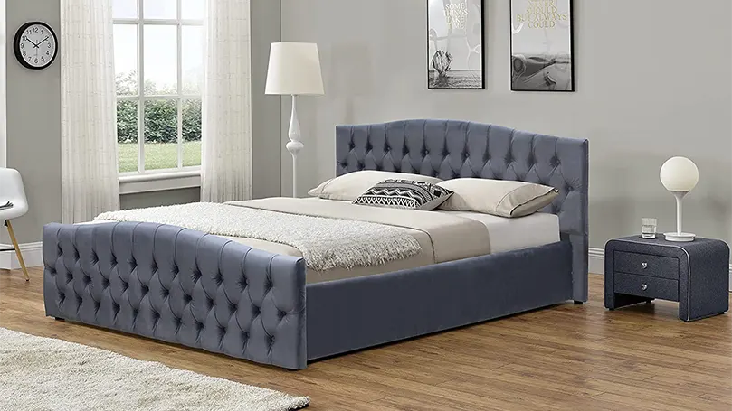 Une image d'un lit à baldaquin moderne et gris.