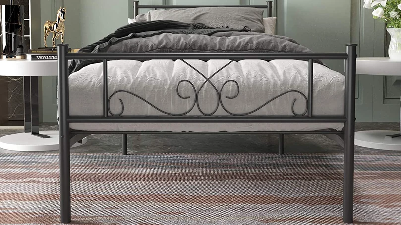 Image d'un lit à plate-forme dans une chambre à coucher.