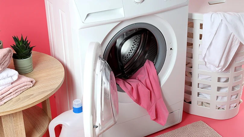 Image de literie et de vêtements dans une machine à laver.