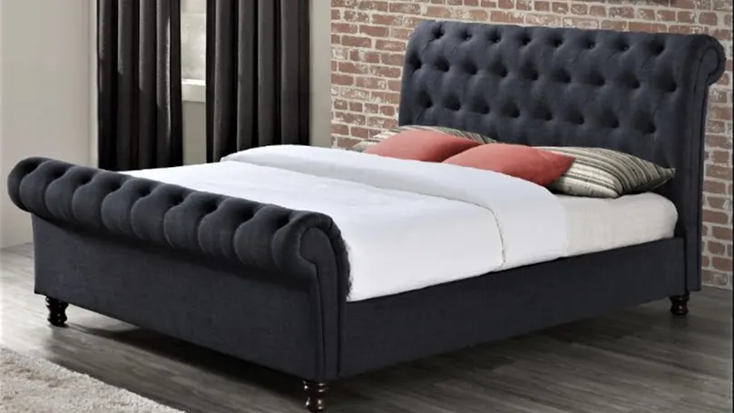 Un lit à baldaquin noir dans une chambre à coucher.