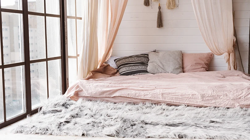 Une image de chambre à coucher de style scandinave avec un lit à baldaquin.