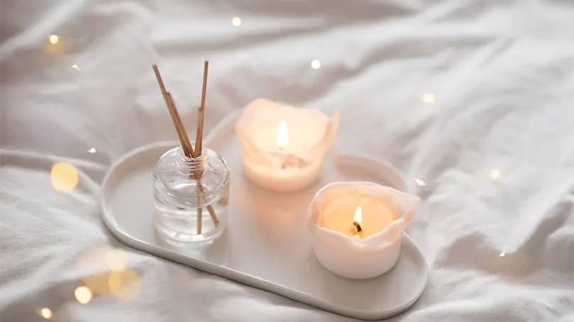 Image d'un lit en bambou avec des bougies.